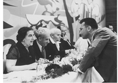 פרופ' יגאל תלמי עם דוד בן-גוריון, מאיר וייסגל וגולדה מאיר